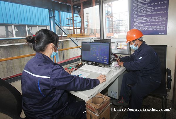 公司员工对刚进厂的煤进行取样