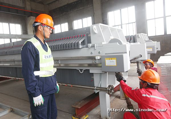 动力车间员工在压滤机安装现场监护