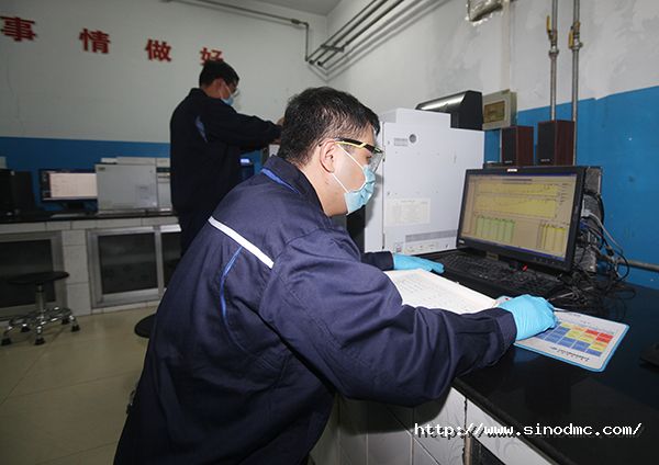 化验分析中心员工对样品进行分析