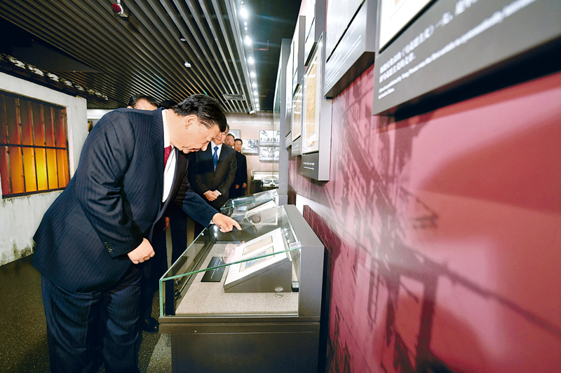 2017年10月31日,中共中央总书记、国家主席、中央军委主席习近平带领中共中央政治局常委李克强、栗战书、汪洋、王沪宁、赵乐际、韩正,瞻仰上海中共一大会址和浙江嘉兴南湖红船。这是31日上午,习近平等在上海中共一大会址纪念馆参观。 新华社记者 李涛/摄