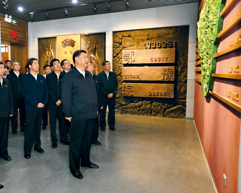 2019年9月16日至18日,中共中央总书记、国家主席、中央军委主席习近平在河南考察。这是16日下午,习近平来到位于信阳市新县的鄂豫皖苏区首府烈士陵园,瞻仰革命烈士纪念堂。 新华社记者 谢环驰/摄